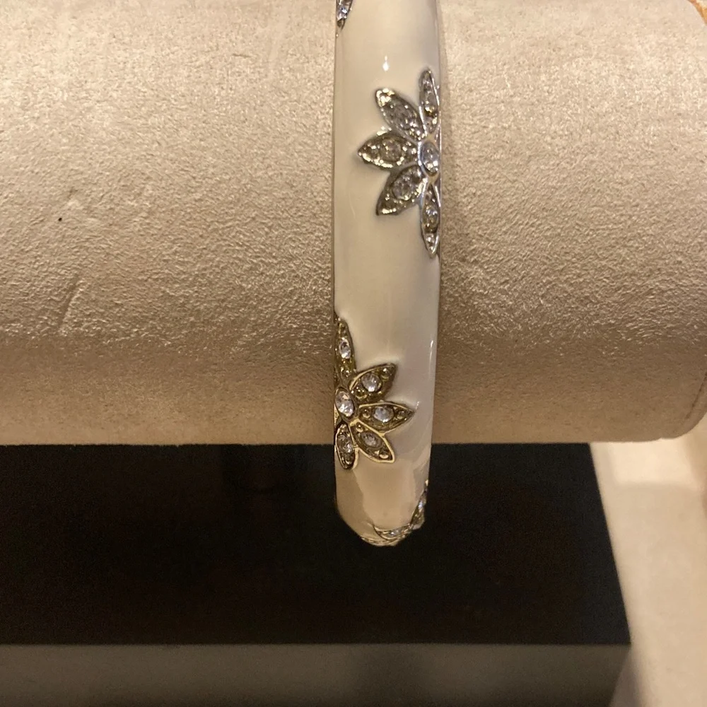 Elegant Tommy Bahama Cream Enamel Crystal Bangle Bracelet - Picture 1 of 4